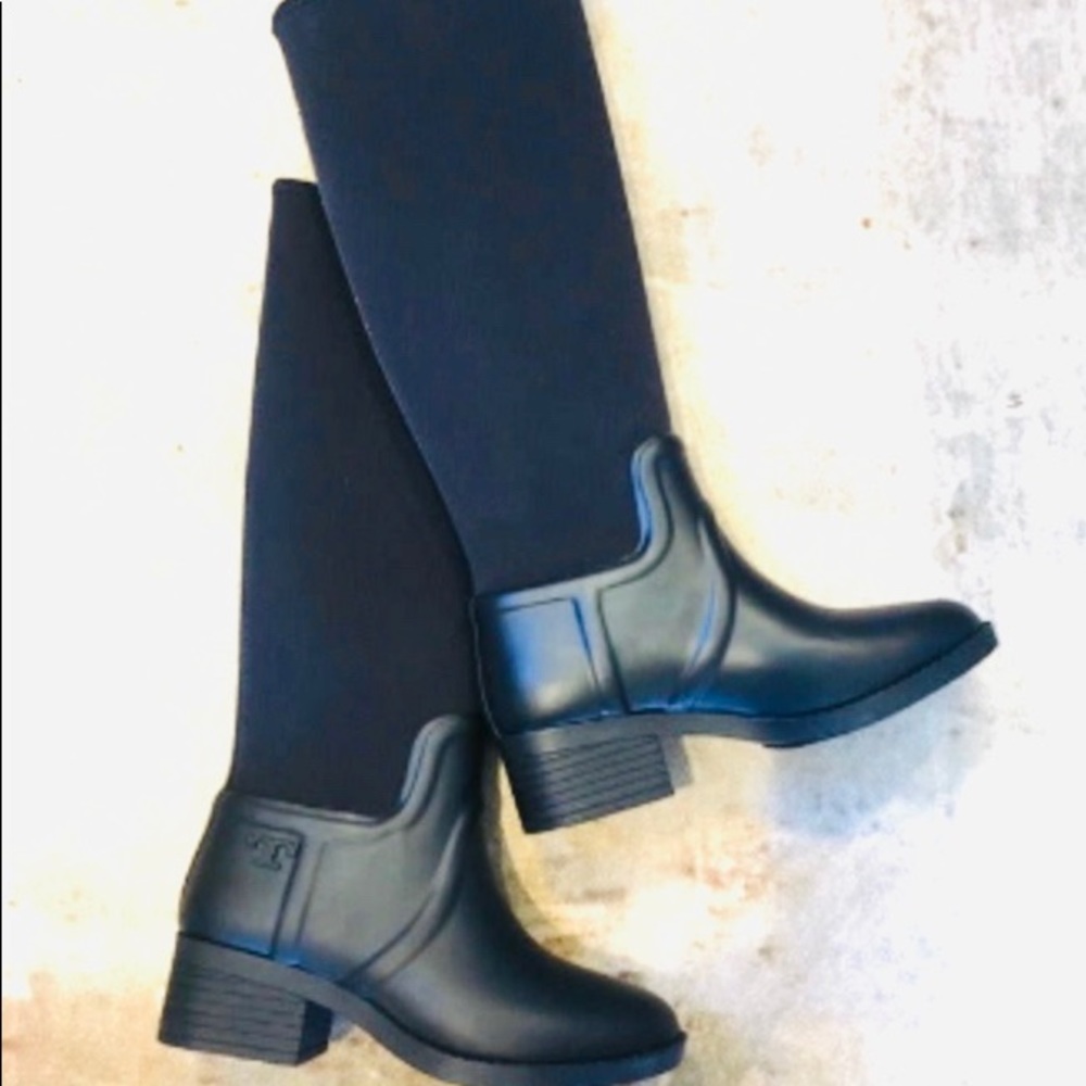 Tory Burch April rain boots size 7M. Color is navy/black.